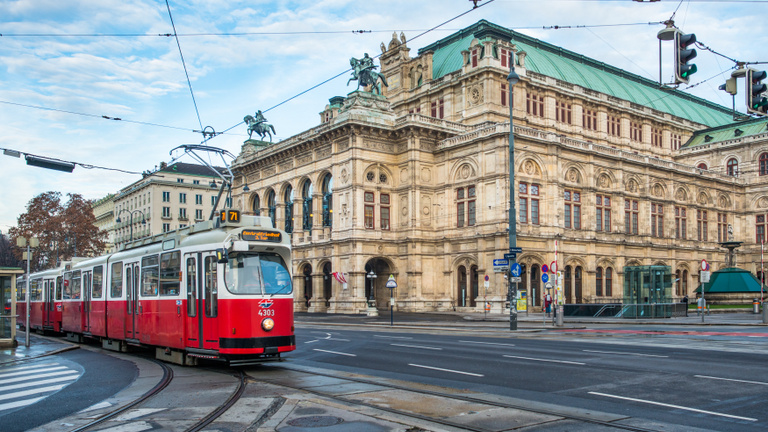 Havi 750-800 ezer forintért pakolják a zsákokat Bécsben
