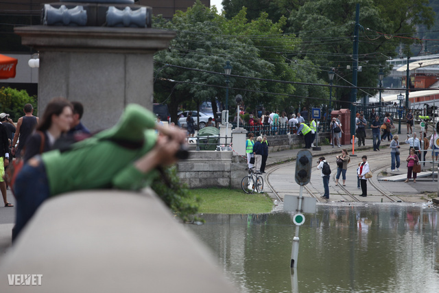 Az utcakép alapján úgy tűnik, Budapesten mindenkinek van legalább egy fényképezőgépe