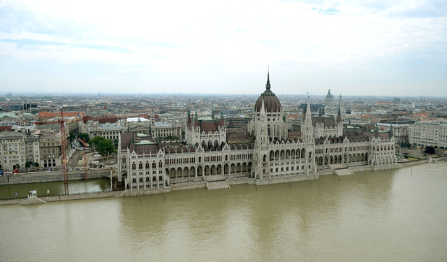 A Parlament alsó lépcsőit is elérte a Duna szombatra. Az ORFK légifotósának szombati fotói a Duna vízszintjéről Budapesten és környékén. Percről percre tudósításunk az árvízi helyzetről
