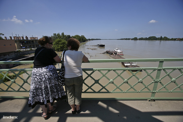 A helyiek a hídhoz járnak ki, hogy megnézzék az évszázad árvízét.