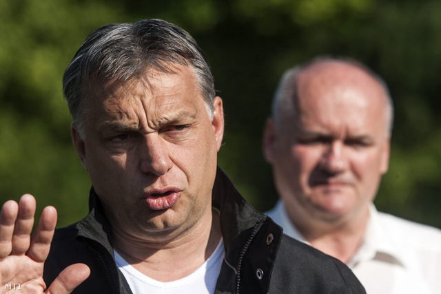 Orbán Viktor miniszterelnök sajtótájékoztatót tart Esztergomban a Kossuth Lajos hídon 2013. június 9-én ahol bejelentette hogy meghosszabbítja a parlament a dunai árvíz miatt kihirdetett veszélyhelyzetet. Mögötte Hende Csaba honvédelmi miniszter (j).