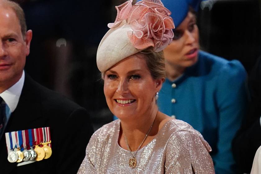 Az 57 éves Zsófia grófné gyöngyházfényű ruhában ragyogott a királynő tiszteletére: Erzsébet menye ilyen szép volt