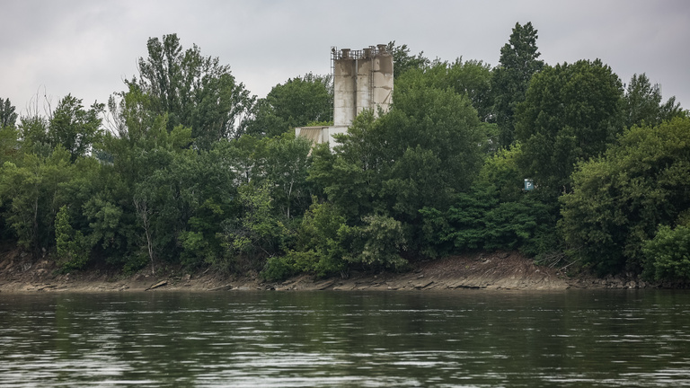 Betongyár költözött a Duna-partra, a civilek kétségbeestek, a hatóságok hallgatnak