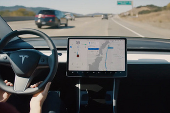Továbbra is utalhat a Tesla az autonóm vezetésre német reklámjaiban
