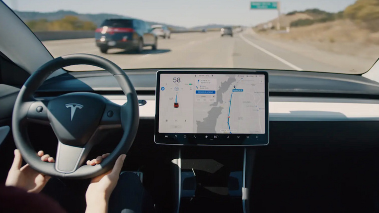 Továbbra is utalhat a Tesla az autonóm vezetésre német reklámjaiban