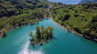 Varázslatos, ahogyan ez az olasz tó a színét változtatja
