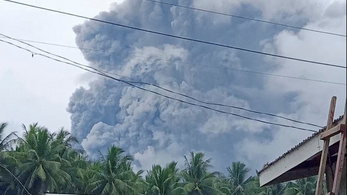 Hamut és gőzt okád a Fülöp-szigeteki vulkán