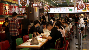 Feloldották Pekingben a zárlatot, a kínaiak megrohamozták az éttermeket