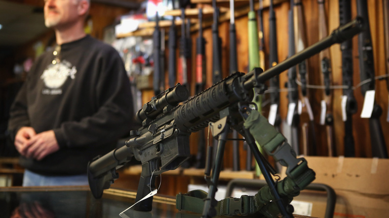 Ezerszázalékos adóval korlátoznák a lőfegyverek értékesítését Amerikában