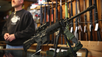 Ezerszázalékos adóval korlátoznák a lőfegyverek értékesítését Amerikában