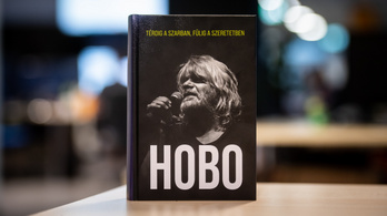 Térdig a bajban, fülig a szenvedélyben – Hobo nagy könyvet írt