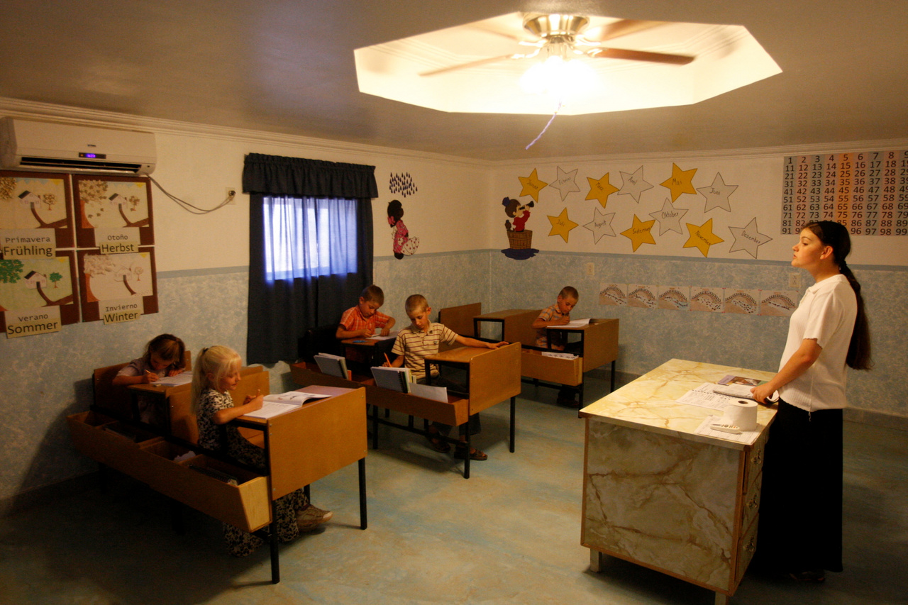 Alsó tagozatosokat tanítanak egy mennonita iskolában - 2012.10.12.