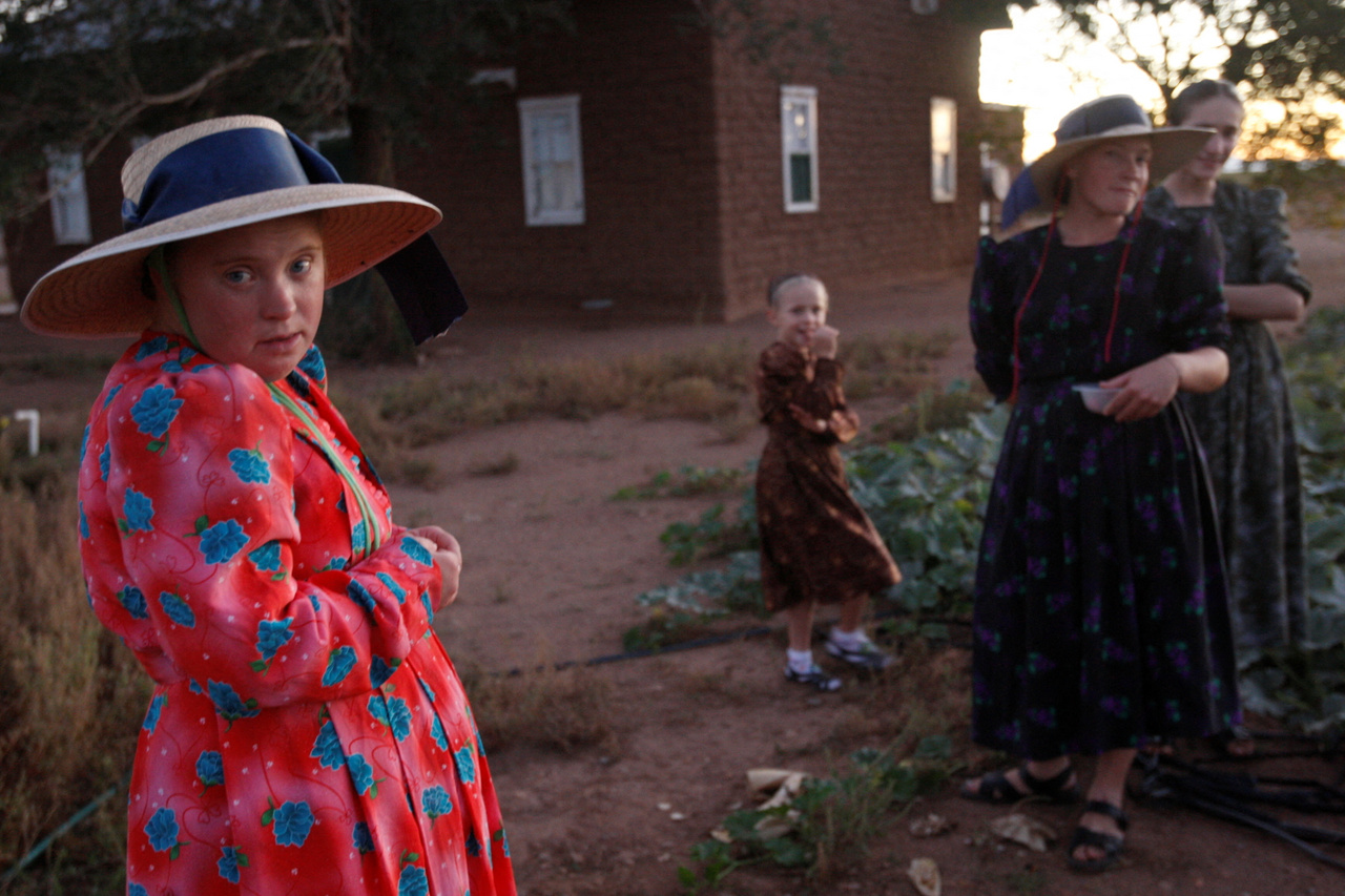 Házuk előtt álldogáló mennonita lányok - 2012.09.29.