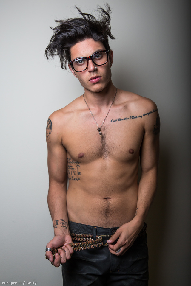 Portrésorozat hajvágás után egy stúdióban hipszteres szemüveggel