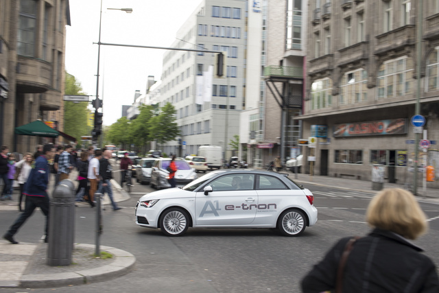 Berlinben már most sem hat idegenül egy alternatív hajtású jármű. Láttunk elektromos töltőoszlopot és van sűrített földgázkútjuk is