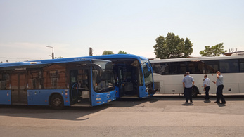 Két busz ütközött össze Budakeszin, az egyik gyerekeket szállított