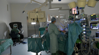 Több mint száz onkológiai robotsebészeti műtétet végeztek fél éven belül két budapesti kórházban