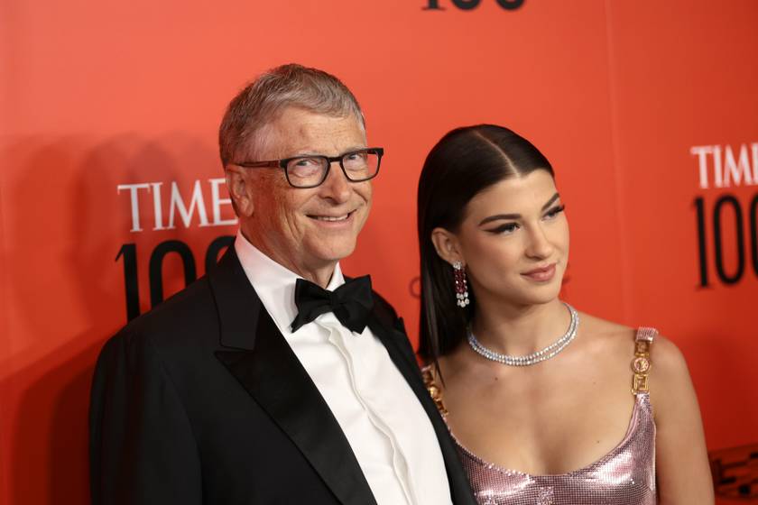 Bill Gates 19 éves lánya csillogó estélyibe bújt: az üzletember együtt gálázott a szépséges Phoebe-vel