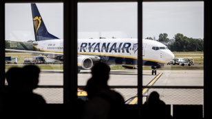 A Ryanair tesz a kormányra, az utasokra terheli az adót