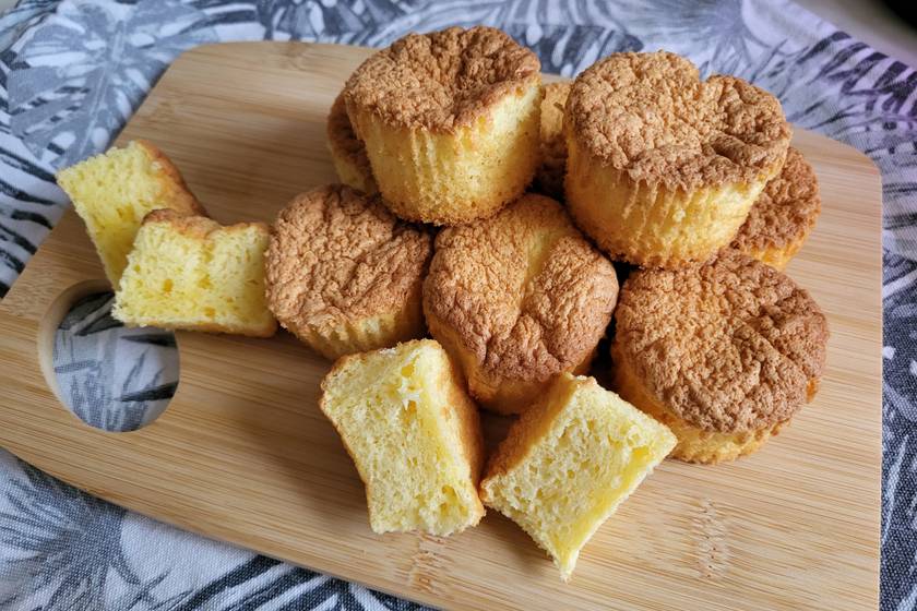 Pillekönnyű japán piskóta: muffinformában készül a levegős tészta