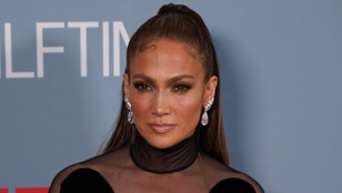 Jennifer Lopez fehérnemű nélkül hívta fel magára a figyelmet új filmje premierjén