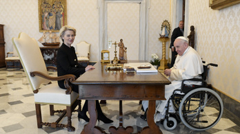 Kerekesszékben ülve fogadta Ferenc pápa Ursula von der Leyent