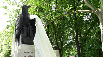 Megújult a Petőfi család síremléke
