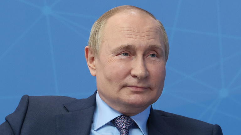 Az orvosok megmagyarázták a Vlagyimir Putyin arcán látható furcsa változásokat
