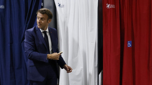 Macron centrista pártja és a baloldal holtversenyben áll az élen az első forduló után