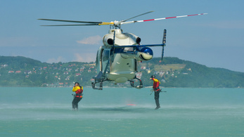 Helikopterrel mentettek a Balatonból