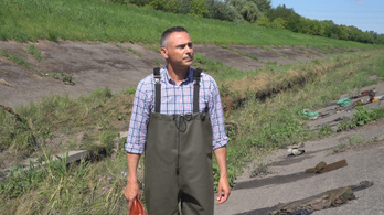 Alpolgármesteri interjú szügyig szennyben a Szilas-patakban