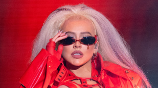 Christina Aguilera strasszkövekkel kirakott műpénisszel lépett színpadra