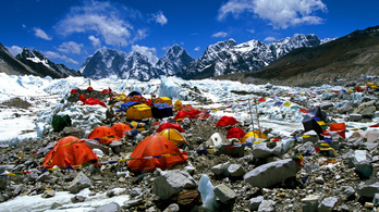 Költöztetik az alaptábort a Mount Everestnél, mert veszélyessé vált