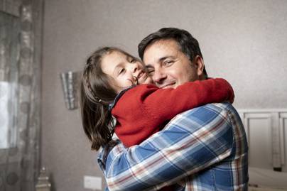 Miért jó, ha az apa marad otthon a beteg gyerkőccel? Nem csak a kötődést erősíti