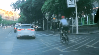 Nézni is fájdalmas, ahogy a piroson áthajtó bringás egy autóval ütközik a Nagykörúton