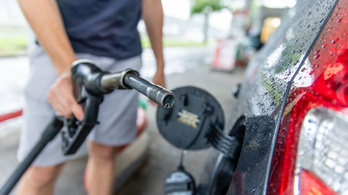 Csökken a benzin ára Magyarországon, a gázolaj viszont drágább lesz