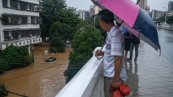 Több tízezer embert evakuálnak otthonukból az áradások miatt