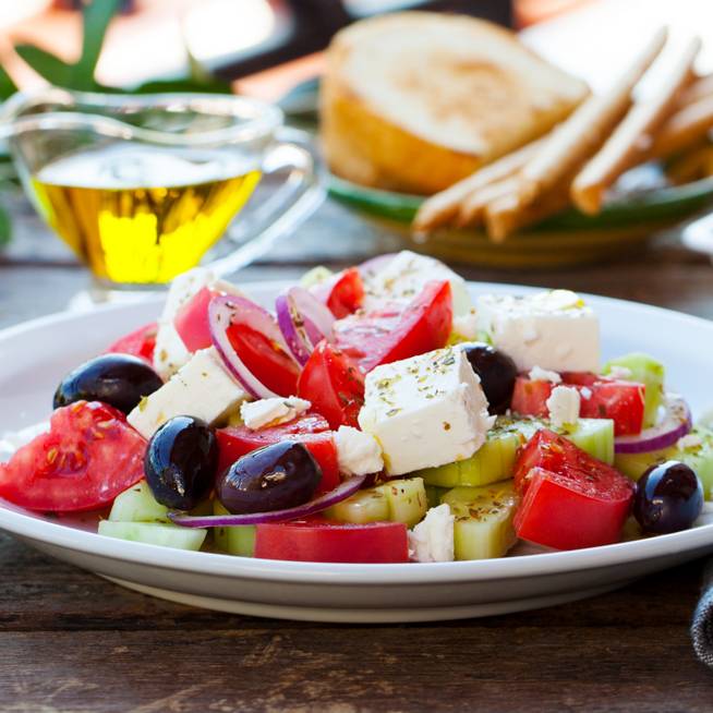 Frissítő görög saláta édes paradicsommal: citromos dresszinggel az igazi