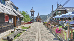 Filmforgatás miatt építették fel ezt a csodaszép hegyi falut