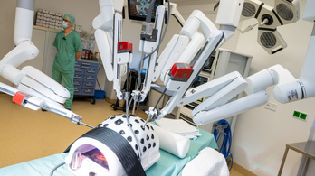 A világ legmodernebb robotsebészeti eszközét adták át a Semmelweis Egyetemen