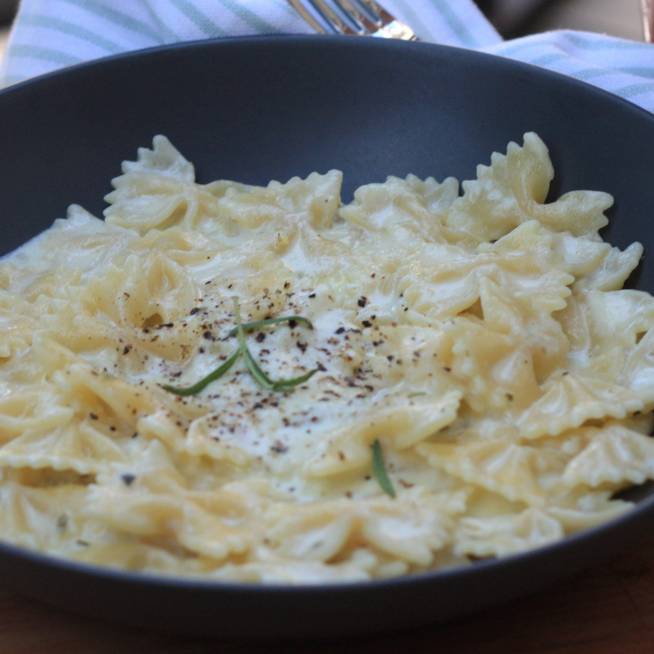 20 perces tészta háromféle sajttal: krémes lesz a gyors ebéd