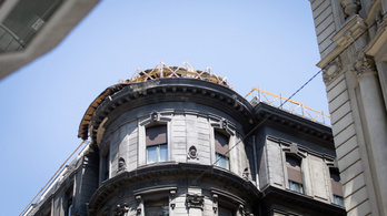 Luxusberuházás miatt omlott le a tetőszerkezet a Jókai utcában