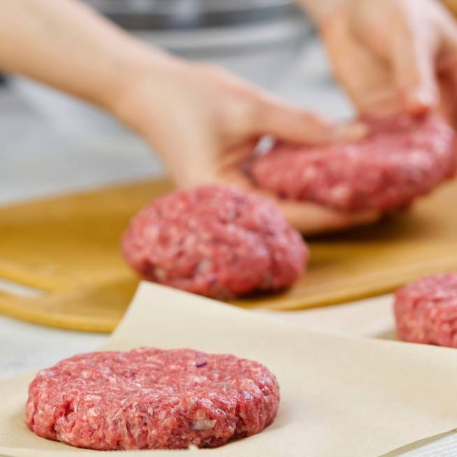 Szaftos hamburgerpogácsa sütőben sütve: marhahúsból lesz a legfinomabb