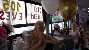 A 105-ös buszon ünnepelte születésnapját a 105 éves Gizi néni