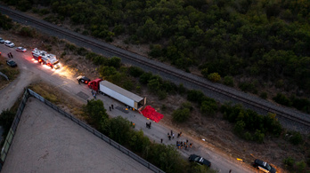 Bokorban bujkált az embercsempész, miután 53 bevándorló holtteste volt a teherautójában