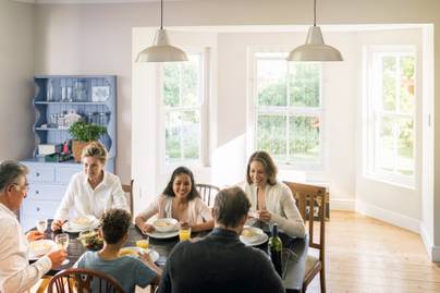 Asztalietikett-kvíz: ki, és kinek szed az ételből először, ha vendég érkezik?
