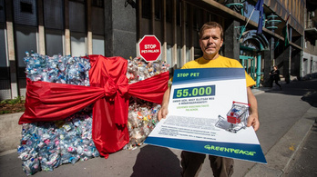 A Greenpeace 40 ezer PET-palackból készült ajándékcsomagot vitt Palkovics Lászlónak
