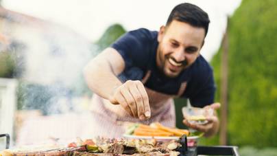 Húsmasszázs és fóliapelenka – ezek a legjobb praktikák grillezéshez, hogy ne égjen szénné a hús
