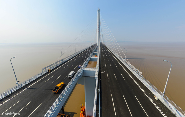 Az ajánlott haladási sebesség a hídon 100 km/óra, motorosokat, bicikliseket és gyalogosokat, illetve lassú járműveket nem is engednek rá fel. 