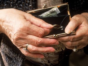 Háromezer forintot kapnak a zuglói nyugdíjasok